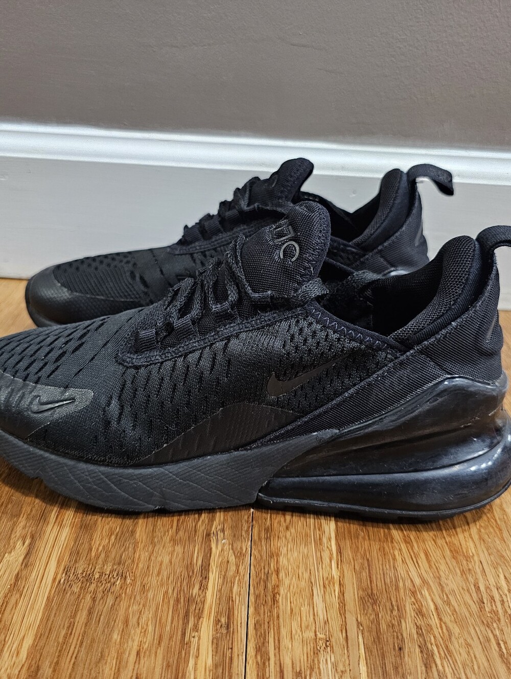 Nike Air Max 270 Triple Black Sneakers BQ5776-001 Youth Size 4Y / Women’s 5.5